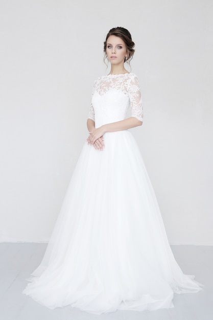 Schöne Braut mit weißem Kleid