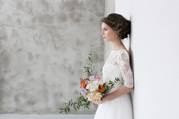 Schöne Braut mit weißem Kleid