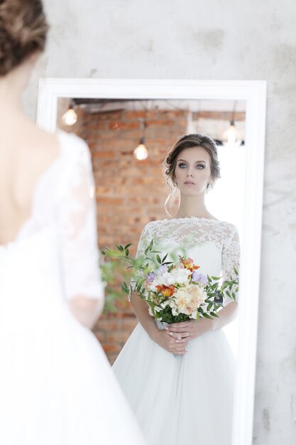 Schöne Braut mit weißem Kleid