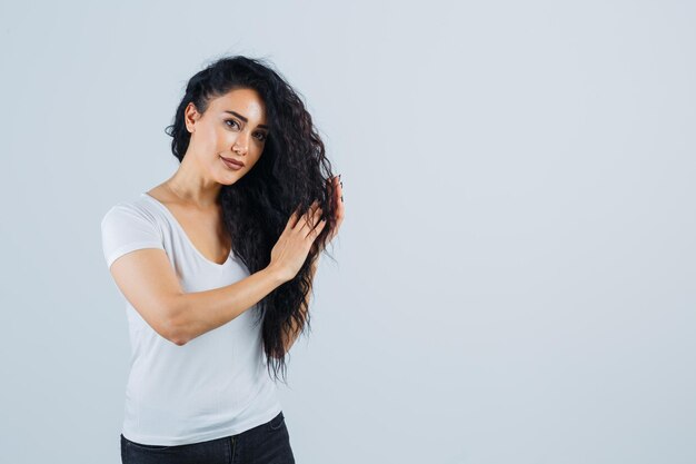 Schöne brünette Frau in einem weißen T-Shirt