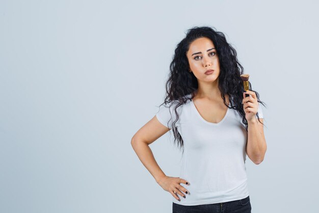 Schöne brünette Frau mit einem Make-up-Pinsel