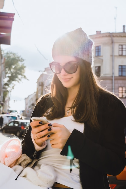 Kostenloses Foto schöne brünette mädchen mit sonnenbrille