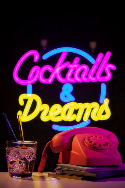 Kostenloses Foto schöne cocktails und träume leuchtreklame