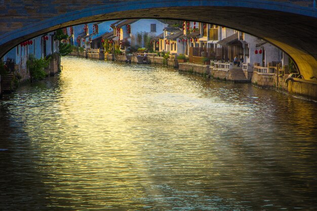 Schöne Dorflandschaft mit einer Brücke