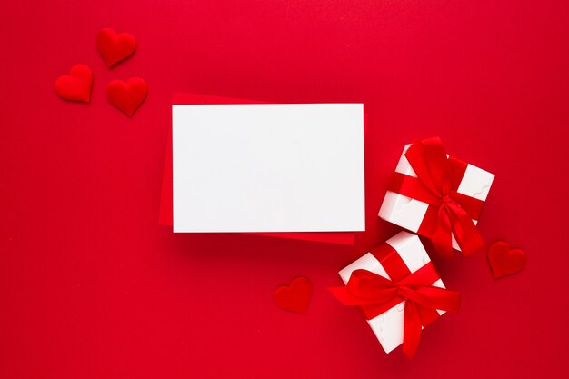 Schöne Draufsicht der leeren Grußkarte für Valentines auf Rot