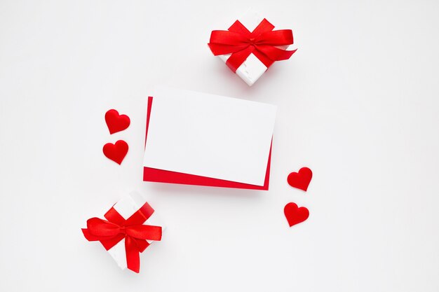 Schöne Draufsicht der leeren Grußkarte für Valentines auf Weiß