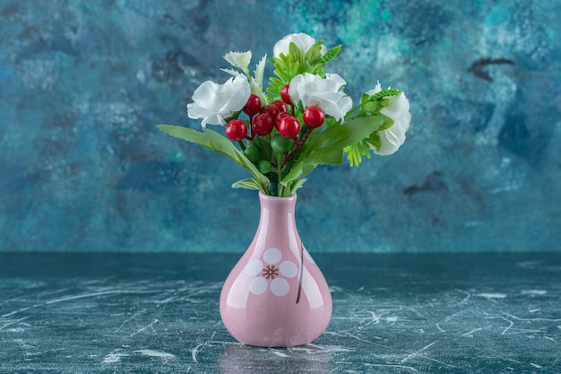 Schöne Duftblumen und Vase, auf blauem Hintergrund.