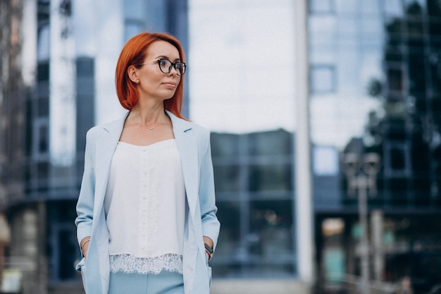 Kostenloses Foto schöne edle frau in einem blauen anzug