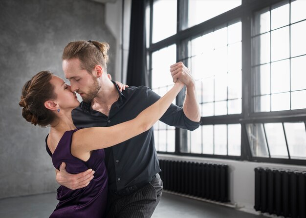 Schöne elegante Leute tanzen Tango