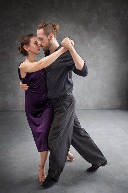 Schöne elegante Leute tanzen Tango