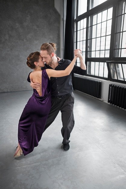 Kostenloses Foto schöne elegante leute tanzen tango