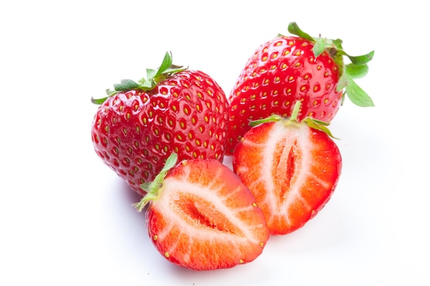 Schöne Erdbeeren getrennt auf Weiß
