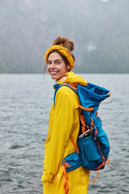 Schöne europäische Reisende hat touristische Route, erkundet landschaftliche Landschaft