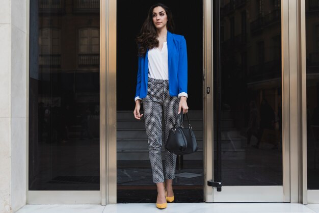 Schöne Executive mit blauer Jacke und schwarze Handtasche