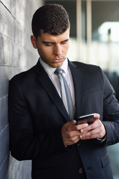 Kostenloses Foto schöne executive senden einer textnachricht