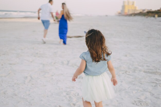 Schöne Familie am Strand