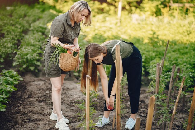 Schöne Familie arbeitet in einem Garten in der Nähe des Hauses