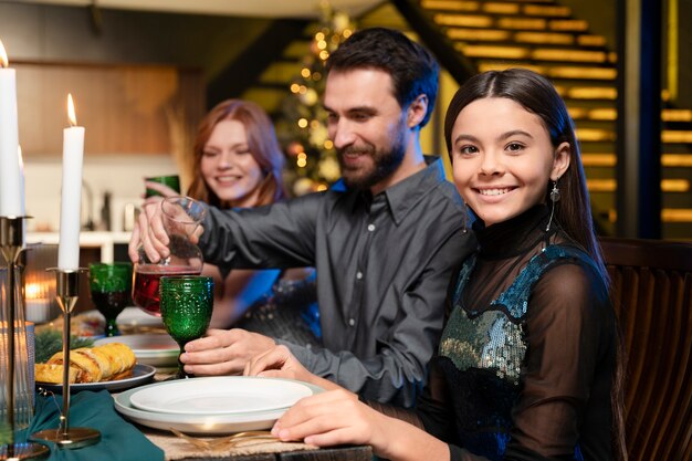 Schöne Familie, die eine Silvesterparty genießt