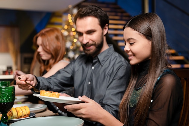 Schöne Familie, die eine Silvesterparty genießt