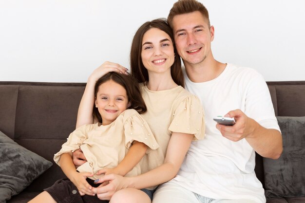 Schöne Familie, die einen niedlichen Moment zusammen am Fernseher hat