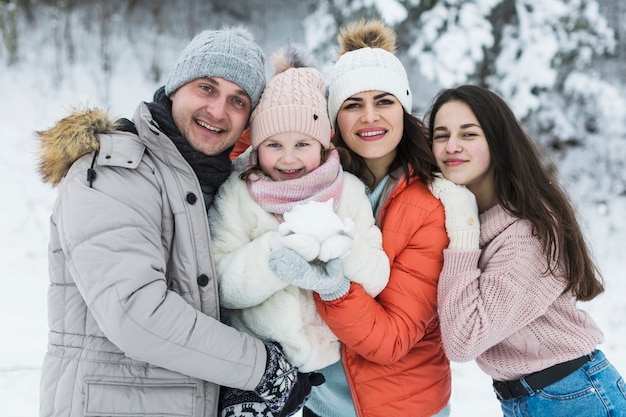 Schöne Familie, die für Kamera aufwirft