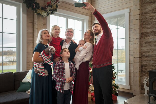 Schöne Familie, die Weihnachten zu Hause zusammen genießt
