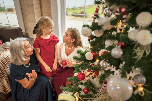 Schöne Familie, die Weihnachten zu Hause zusammen genießt