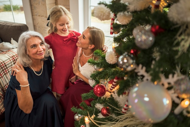 Schöne Familie, die Weihnachten zu Hause zusammen genießt