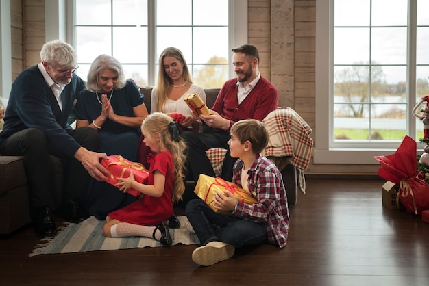 Schöne Familie, die Weihnachten zu Hause zusammen genießt