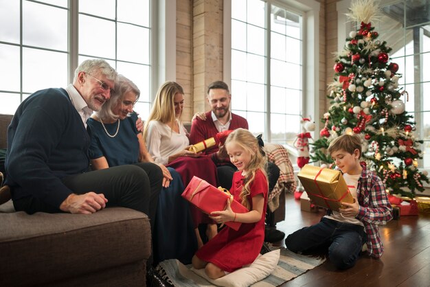 Schöne Familie, die Weihnachten zu Hause zusammen genießt