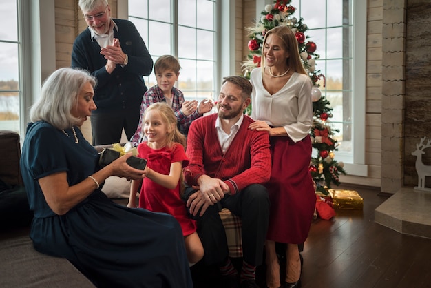 Schöne Familie, die Weihnachten zu Hause zusammen genießt