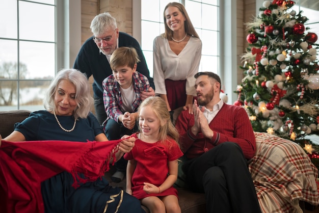 Schöne Familie, die Weihnachten zu Hause zusammen genießt