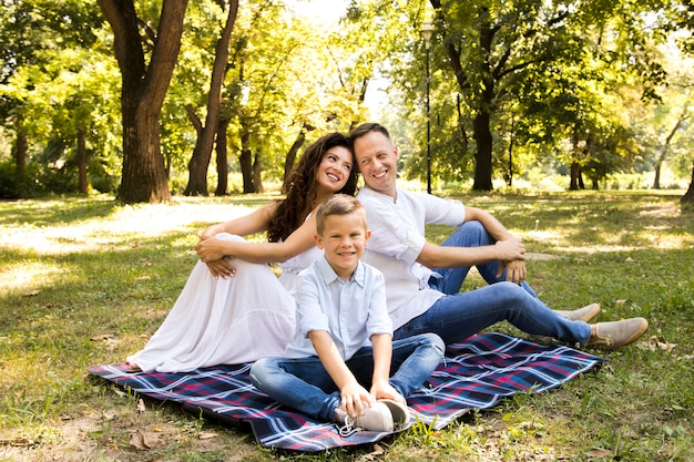 Schöne Familie, die Zeit draußen verbringt