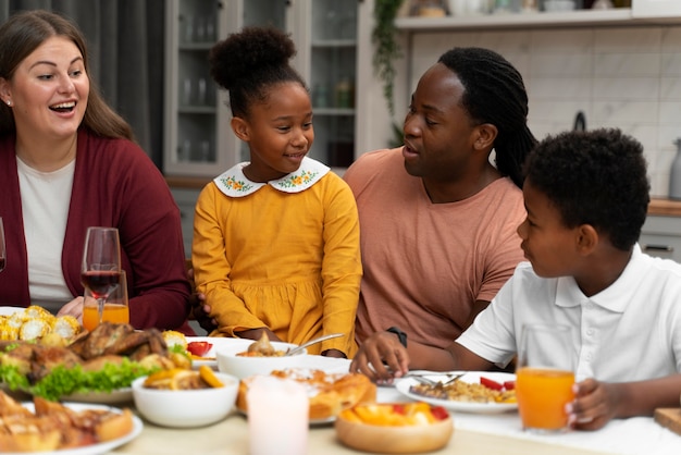 Schöne Familie, die zusammen ein schönes Thanksgiving-Dinner hat?