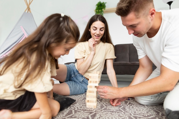 Schöne Familie, die zusammen ein Spiel spielt