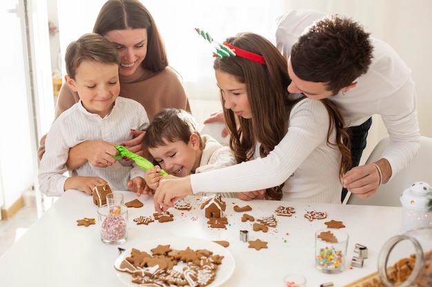 Schöne Familie, die zusammen Weihnachten feiert