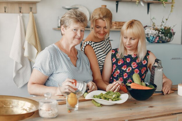 Schöne Familie Essen in einer Küche zubereiten