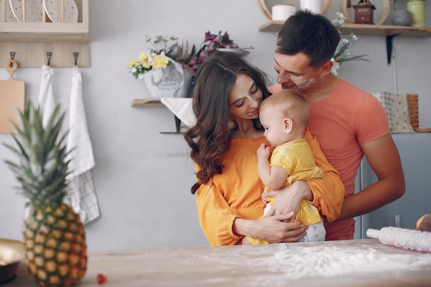 Schöne Familie Essen in einer Küche zubereiten