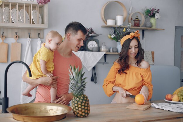 Schöne Familie Essen in einer Küche zubereiten