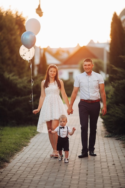 Schöne Familie mit Geburtstagssohn.