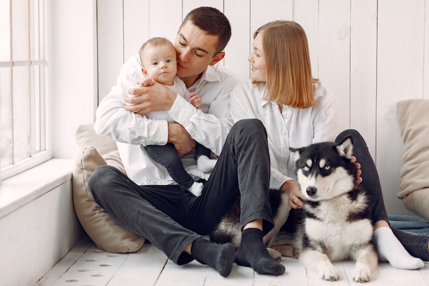 Schöne Familie verbringen Zeit in einem Schlafzimmer mit einem Hund