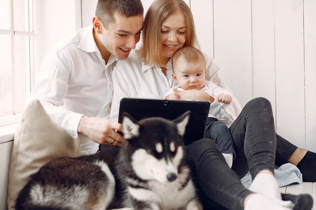 Schöne Familie verbringen Zeit in einem Schlafzimmer mit einem Tablet