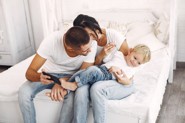 Schöne Familie verbringen Zeit in einem Schlafzimmer