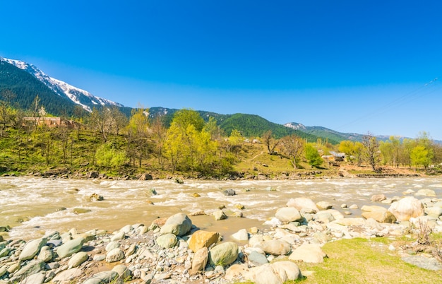 Schöne fluss und schnee bedeckt berge landschaft kaschmir staat, indien.