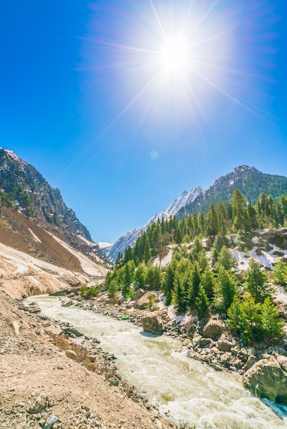 Schöne Fluss und Schnee bedeckt Berge Landschaft Kaschmir Staat, Indien.