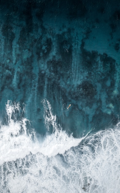 Kostenloses Foto schöne fokussierte nahaufnahmeaufnahme der erstaunlichen wassertexturen am ozean