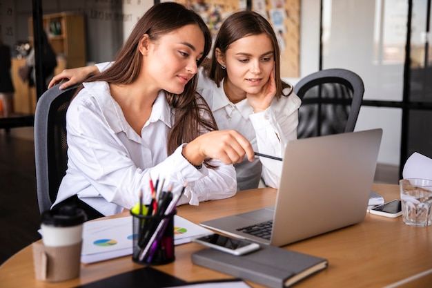 Schöne Frau am Arbeitsmodell