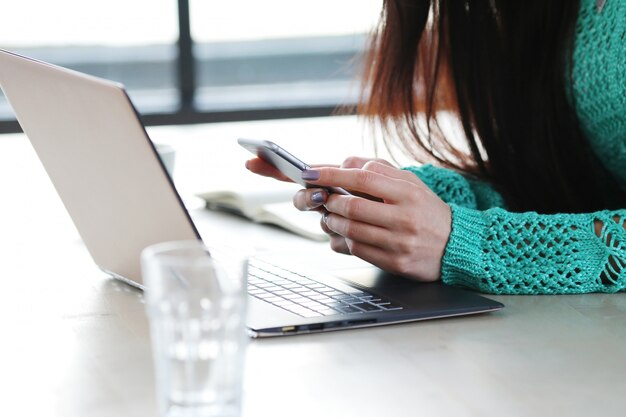 Schöne Frau am Arbeitsplatz