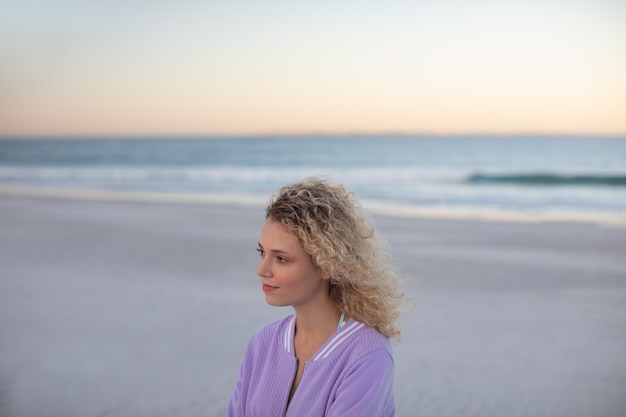 Schöne Frau am Strand stehen