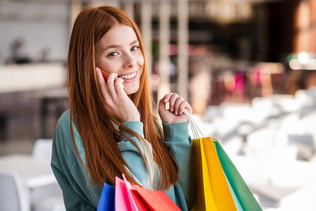 Schöne Frau am Telefon sprechen